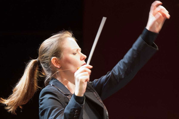 Gemma New conducting the Saint Louis Symphony Orchestra at Powell Hall, March 23-25, 2018. Photo courtesy of SLSO.