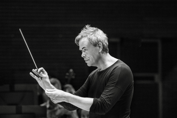 Conductor Hannu LIntu. Photo by Veikko Kähkönen