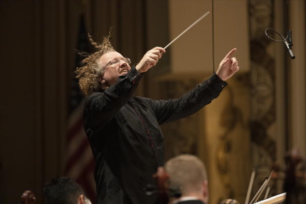Stéphane Denève conducts the St. Louis Symphony Orchestra. Photo by Dilip Vishwanat courtesy of the SLSO.