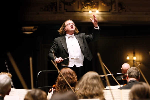 Stéphane Denève conducting