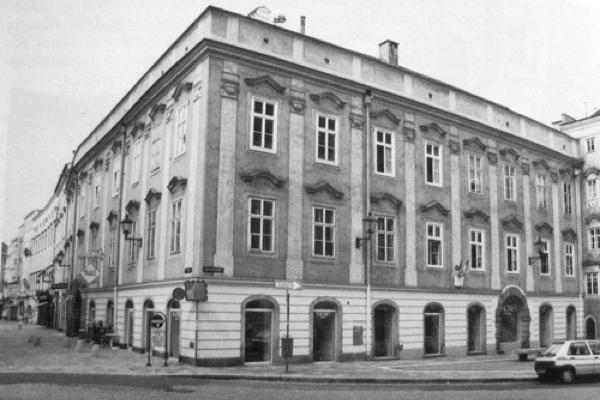 Photograph of the townhouse of the family Von Thun und Hohenstein, Altstadt 17 in Linz