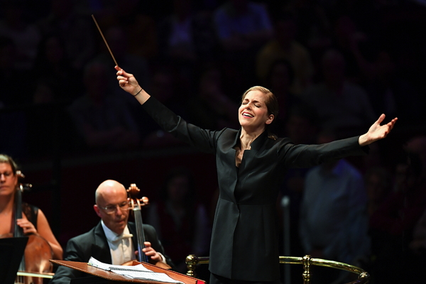 Karina Canellakis conducting