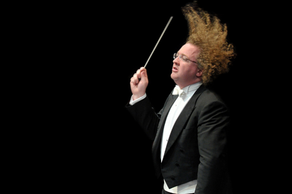 Stéphane Denève conducting